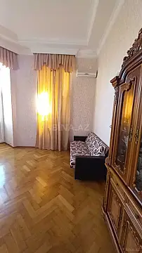 Satılır 6 otaqlı mənzil 200 m²