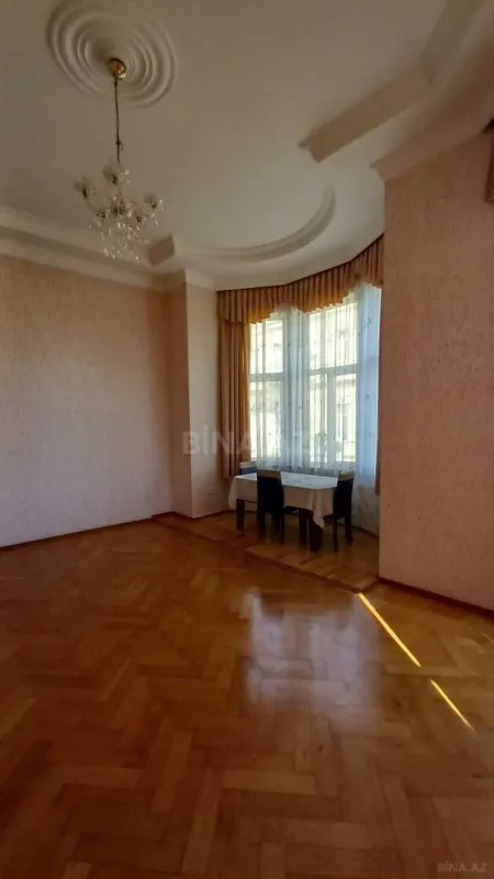 Satılır 6 otaqlı mənzil 200 m²
