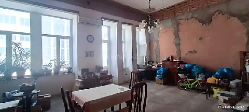 Satılır 6 otaqlı mənzil 200 m²