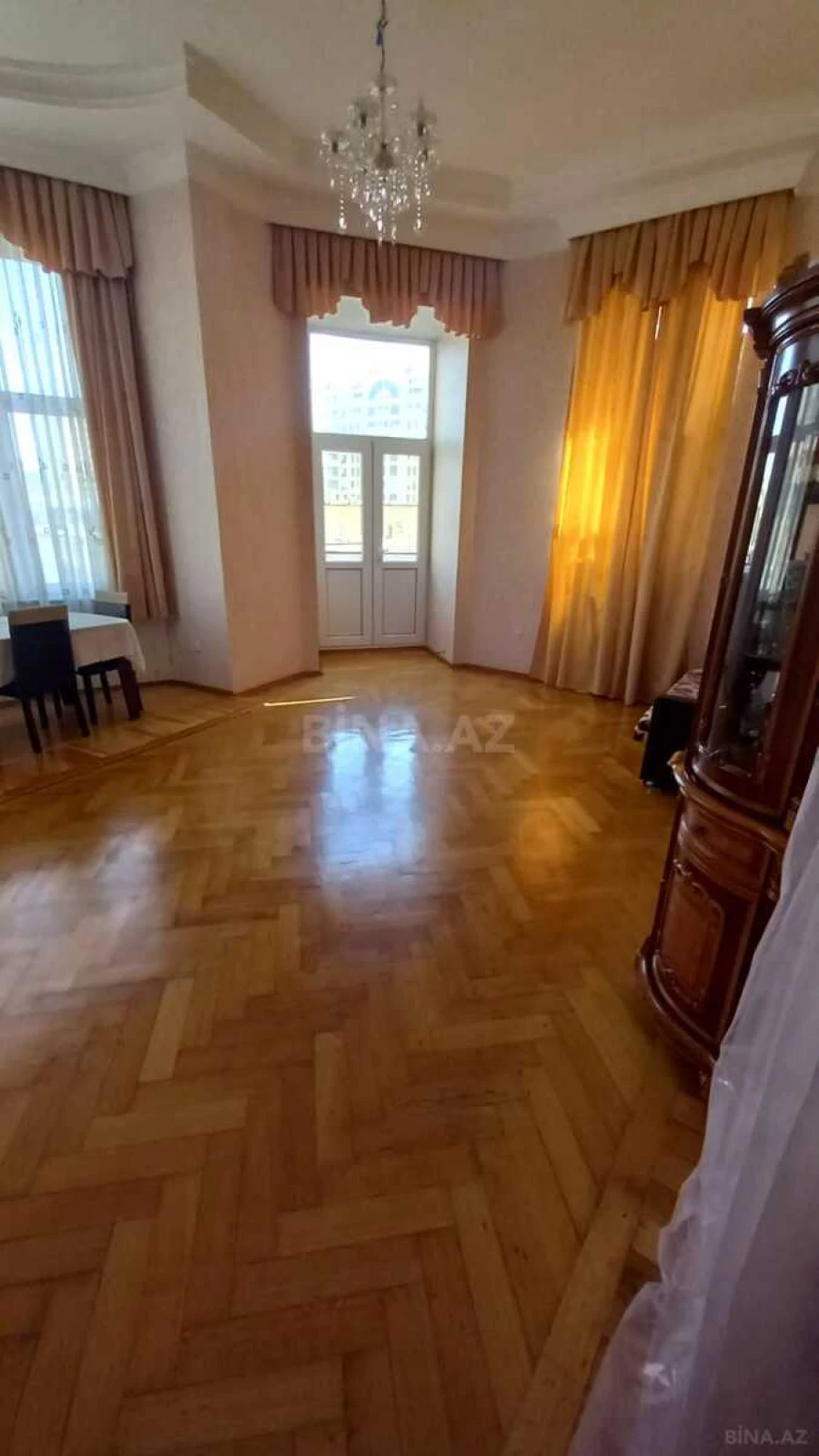 Satılır 6 otaqlı mənzil 200 m²