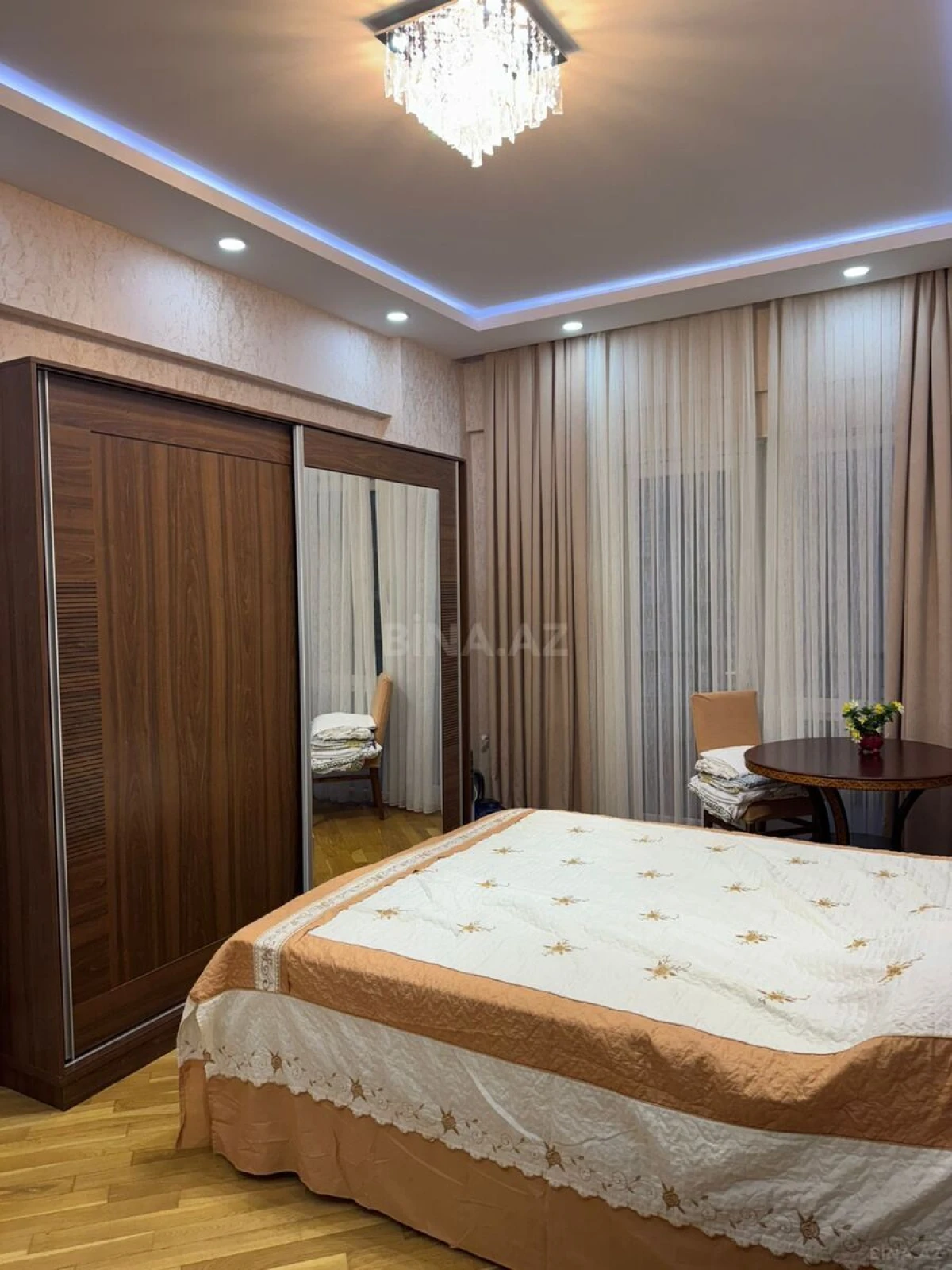 Kirayə verilir 2 otaqlı mənzil 77 m²