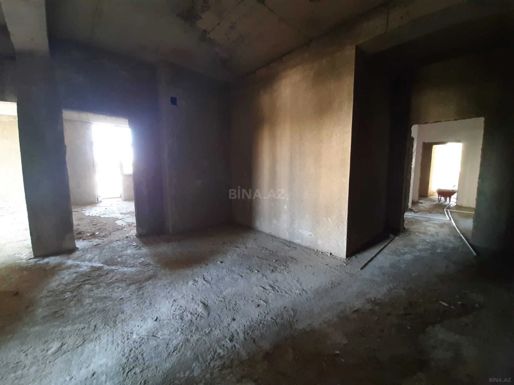Satılır 4 otaqlı mənzil 135 m²