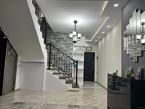 Satılır 4 otaqlı mənzil 155 m²