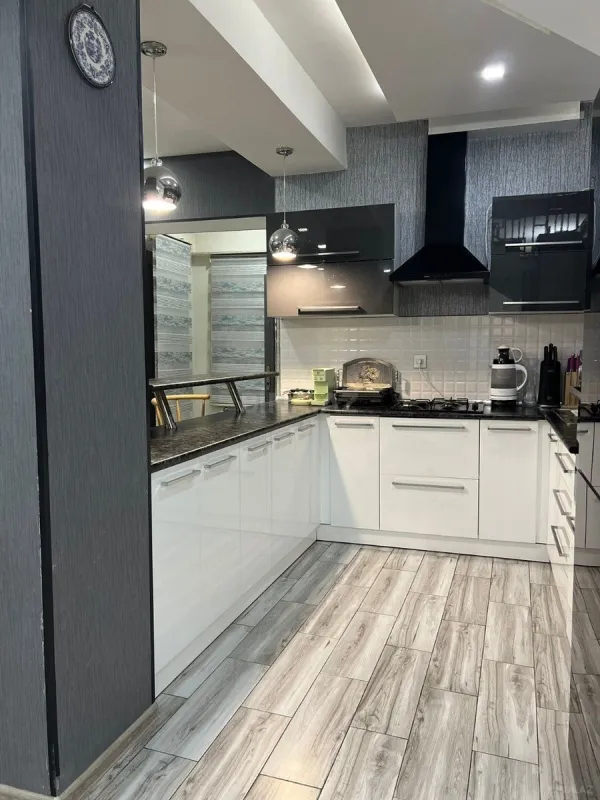 Satılır 4 otaqlı mənzil 155 m²