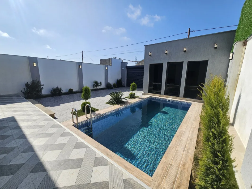 Satılır 4 otaqlı həyət evi 250 m²