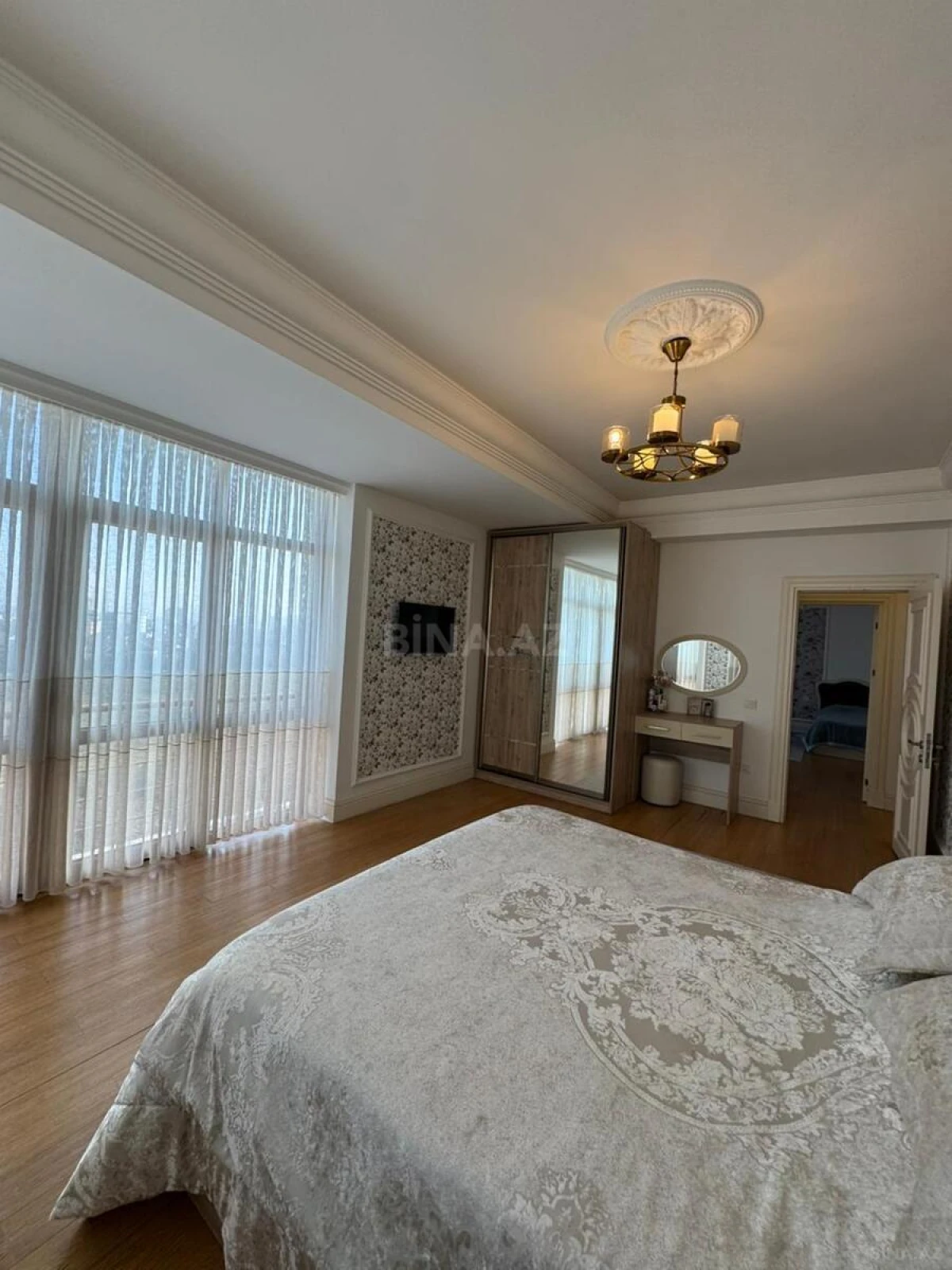 Satılır 3 otaqlı mənzil 138 m²