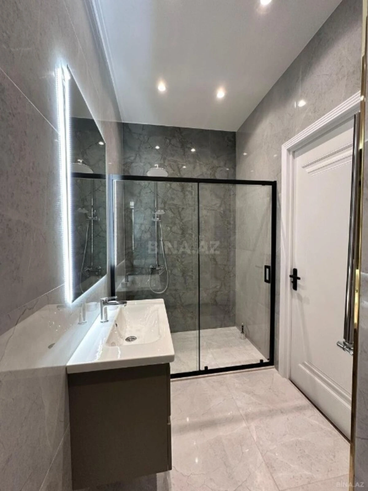 Satılır 2 otaqlı mənzil 74 m²
