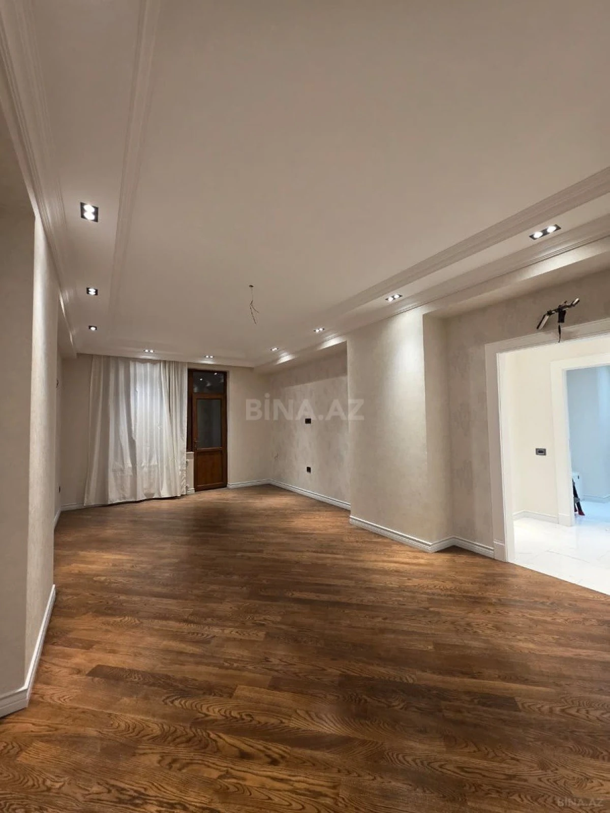 Satılır 3 otaqlı mənzil 155 m²