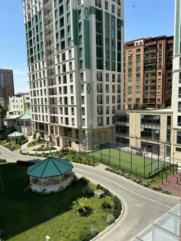 Satılır 4 otaqlı mənzil 178 m²
