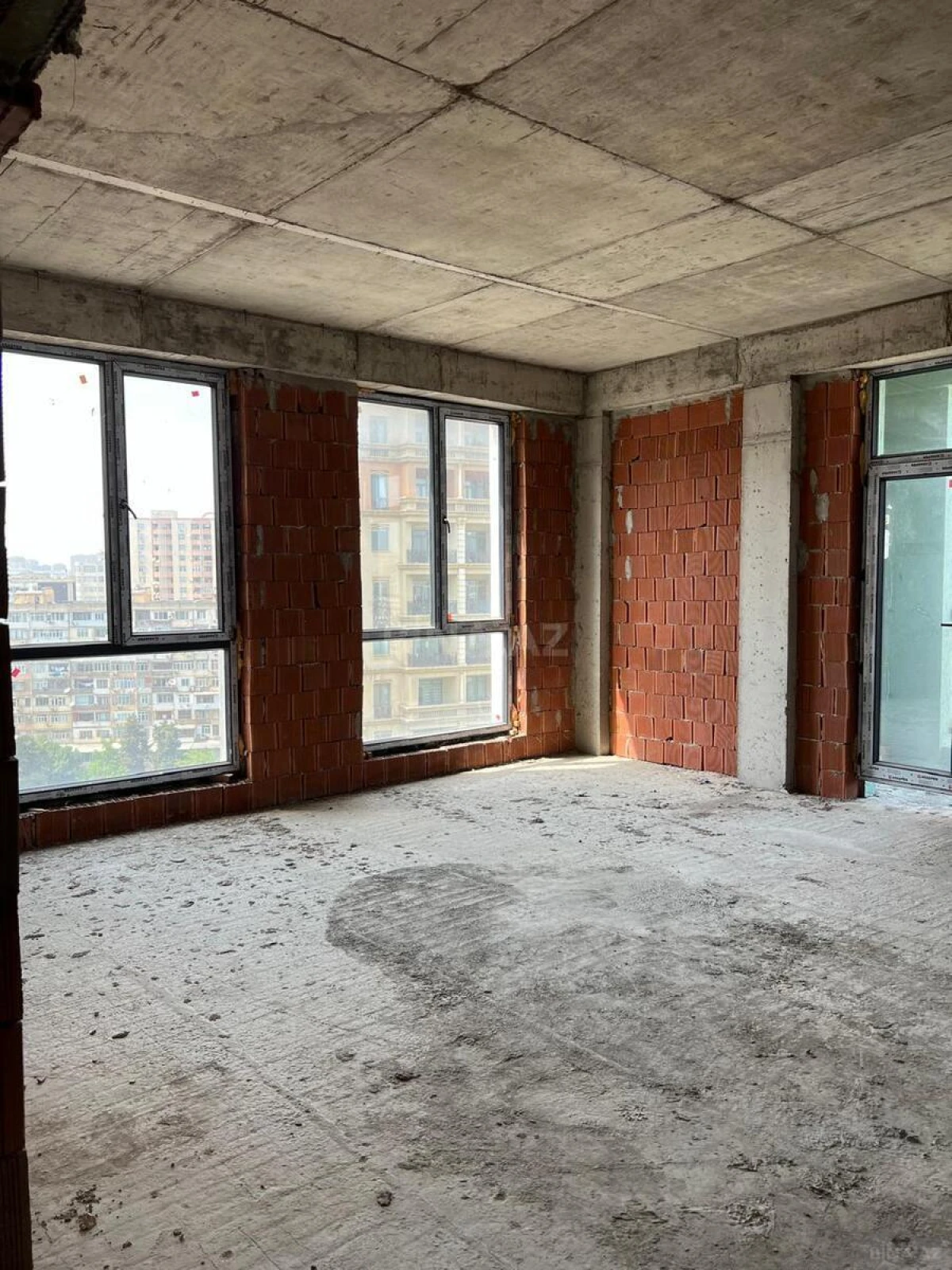 Satılır 4 otaqlı mənzil 178 m²