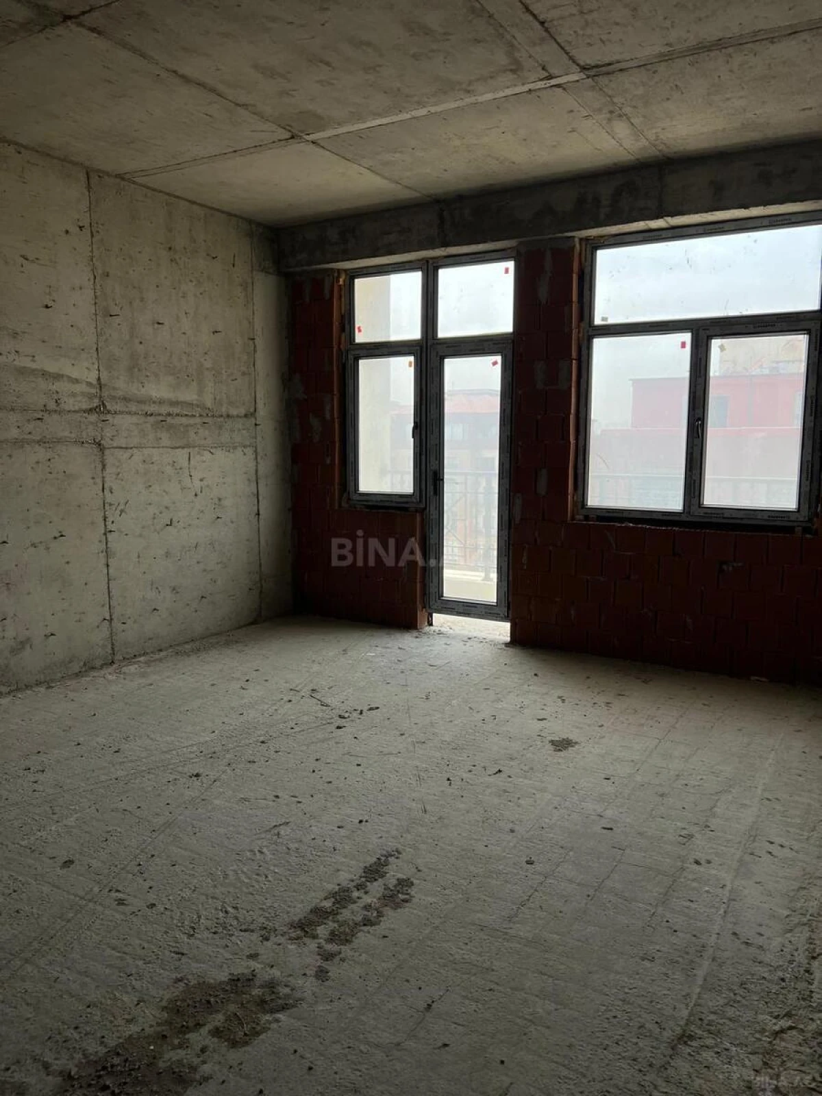 Satılır 4 otaqlı mənzil 178 m²