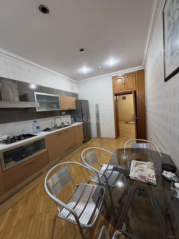 Kirayə verilir 3 otaqlı mənzil 180 m²