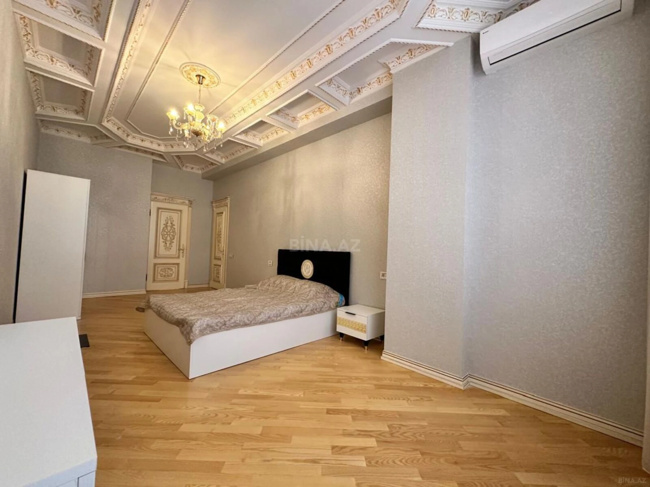 Satılır 3 otaqlı mənzil 166 m²