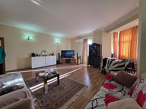 Satılır 2 otaqlı mənzil 140 m²