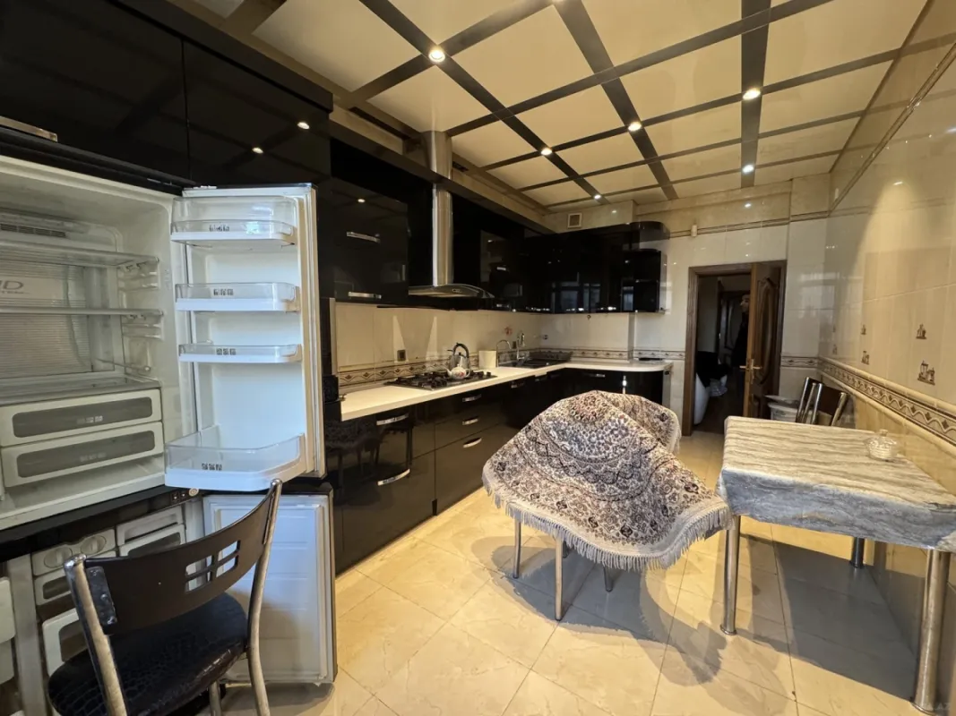 Kirayə verilir 5 otaqlı mənzil 200 m²