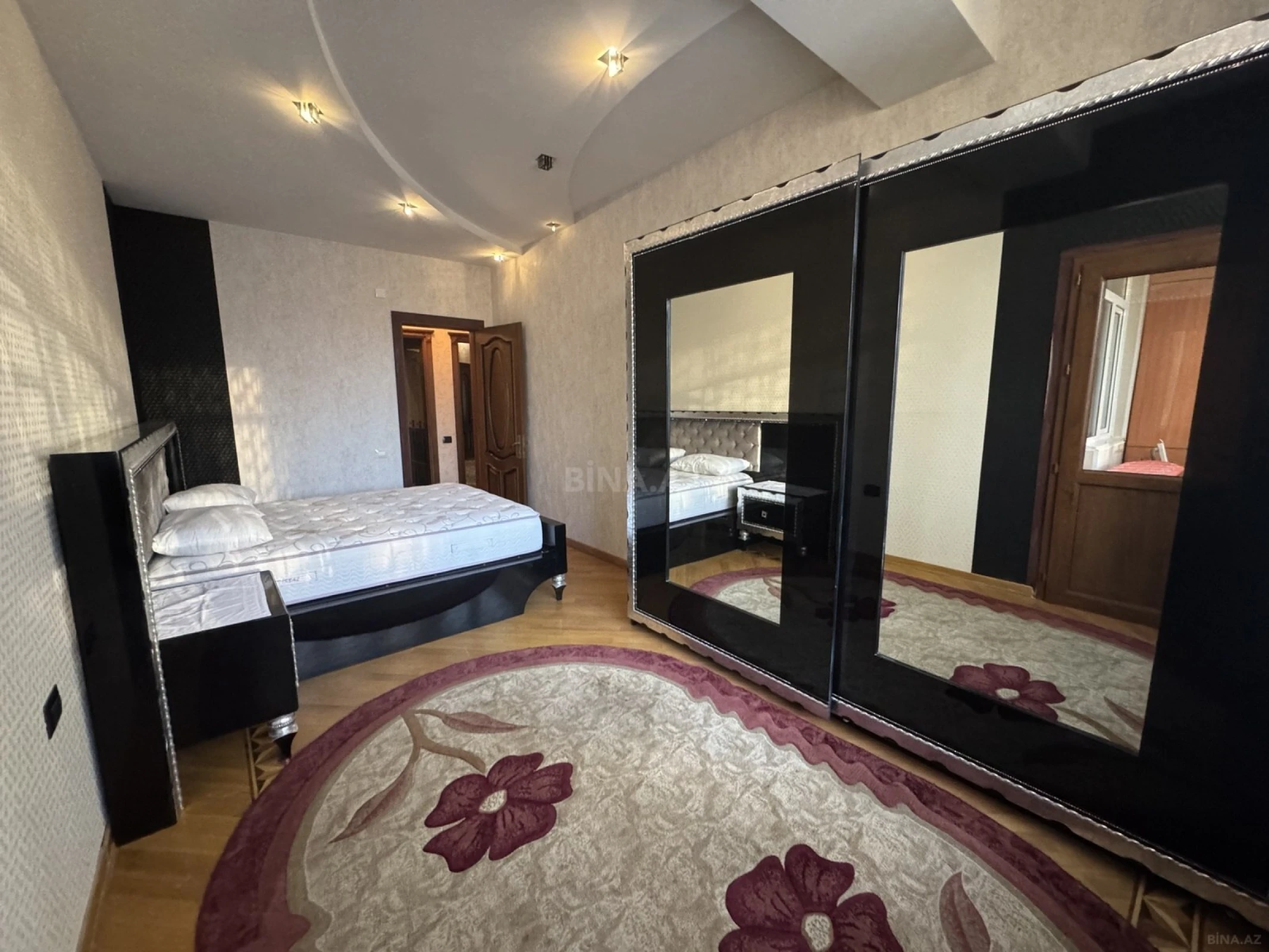 Kirayə verilir 5 otaqlı mənzil 200 m²