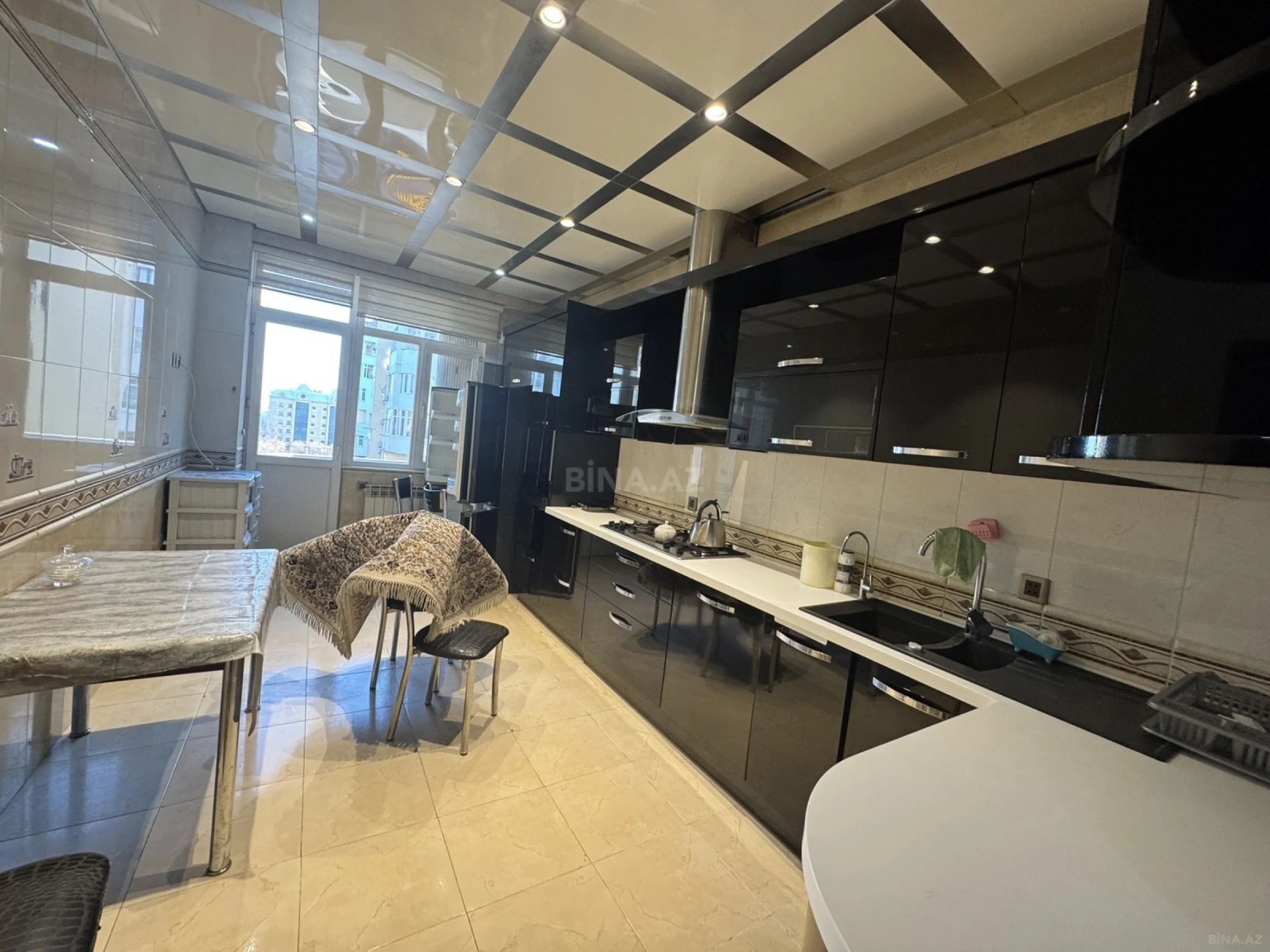 Kirayə verilir 5 otaqlı mənzil 200 m²