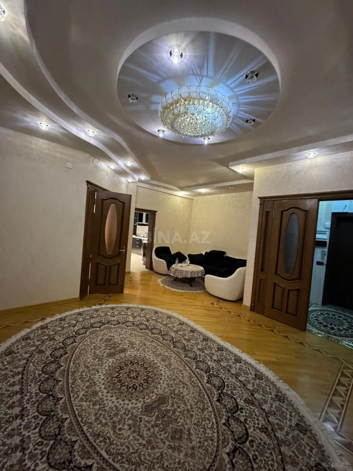 Kirayə verilir 5 otaqlı mənzil 200 m²