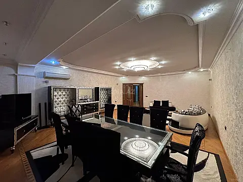 Kirayə verilir 5 otaqlı mənzil 200 m²