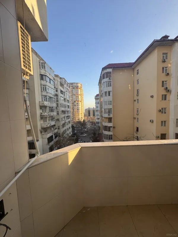 Kirayə verilir 5 otaqlı mənzil 200 m²