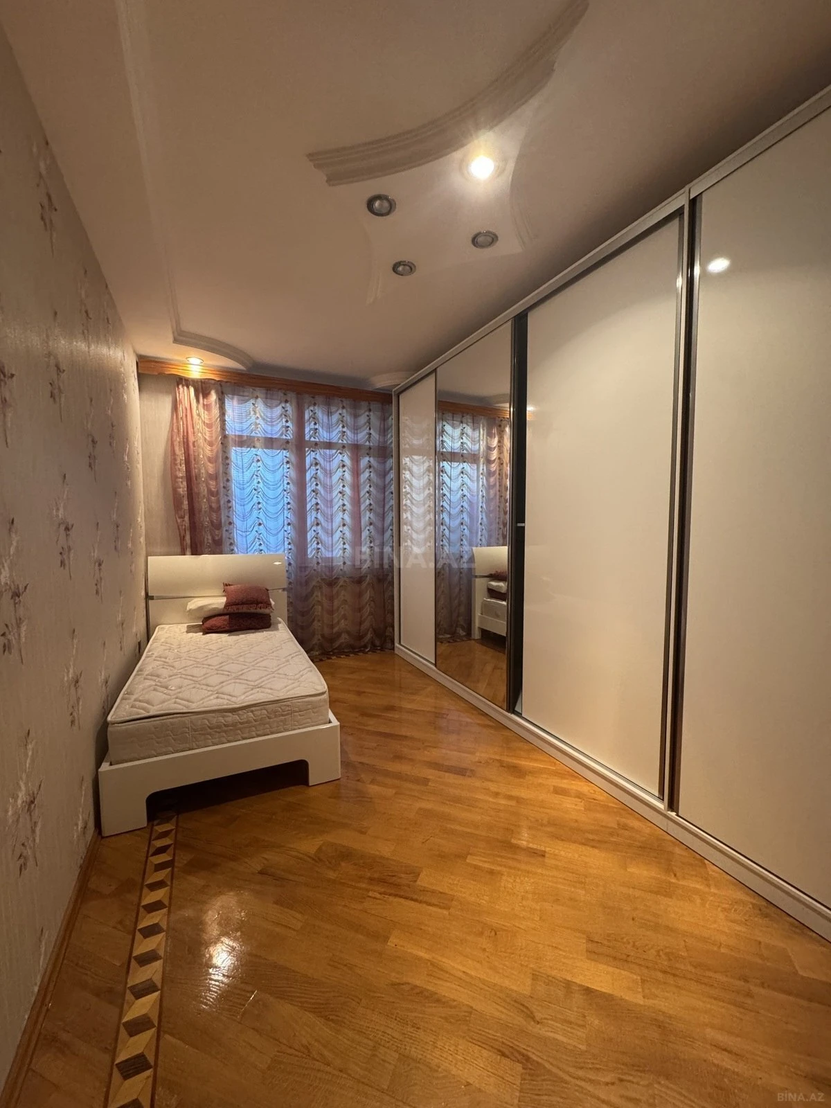 Kirayə verilir 5 otaqlı mənzil 200 m²
