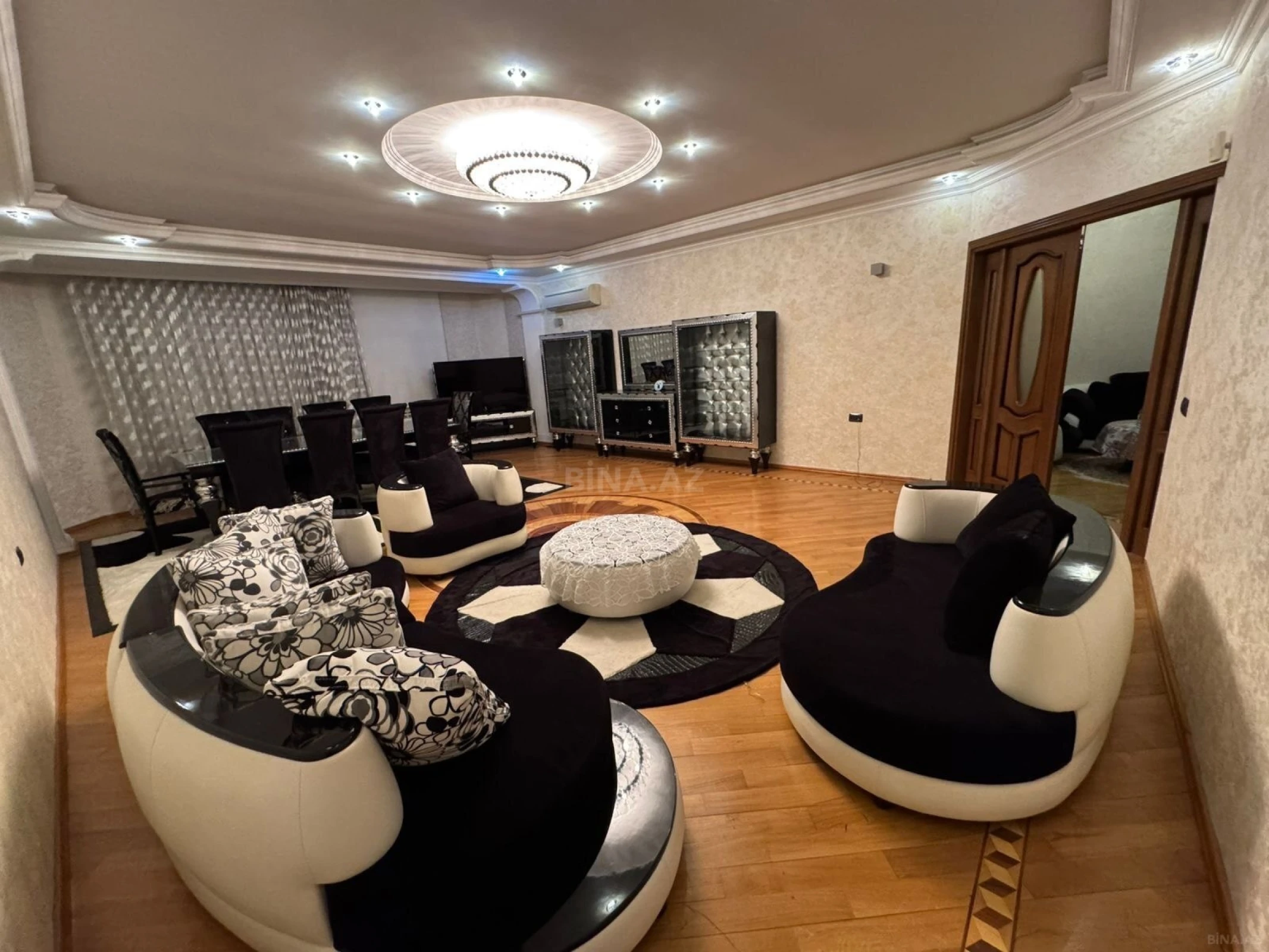 Kirayə verilir 5 otaqlı mənzil 200 m²