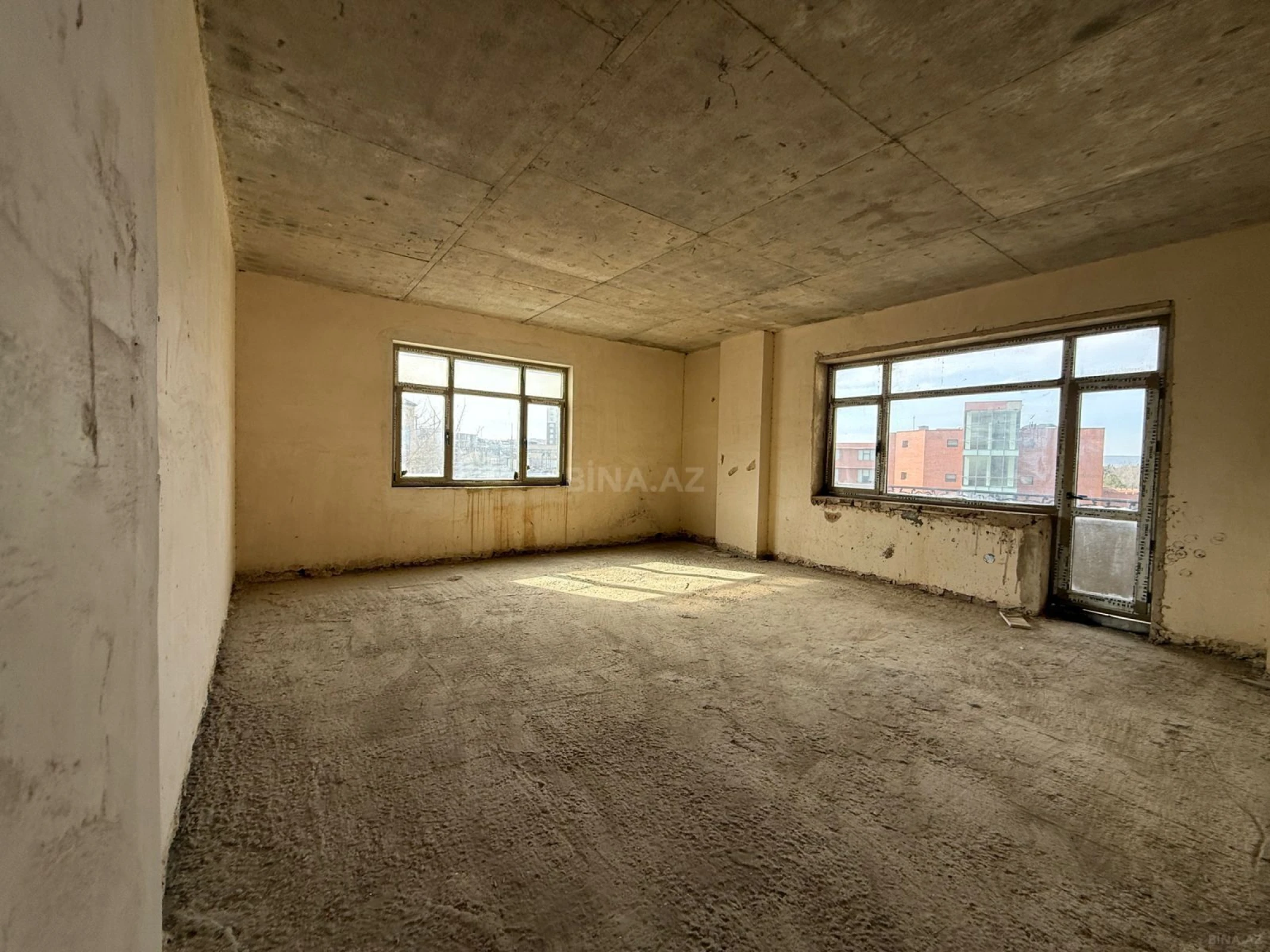 Satılır 3 otaqlı mənzil 141 m²