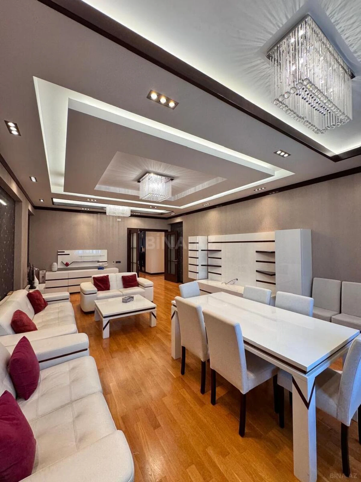 Satılır 4 otaqlı mənzil 212 m²