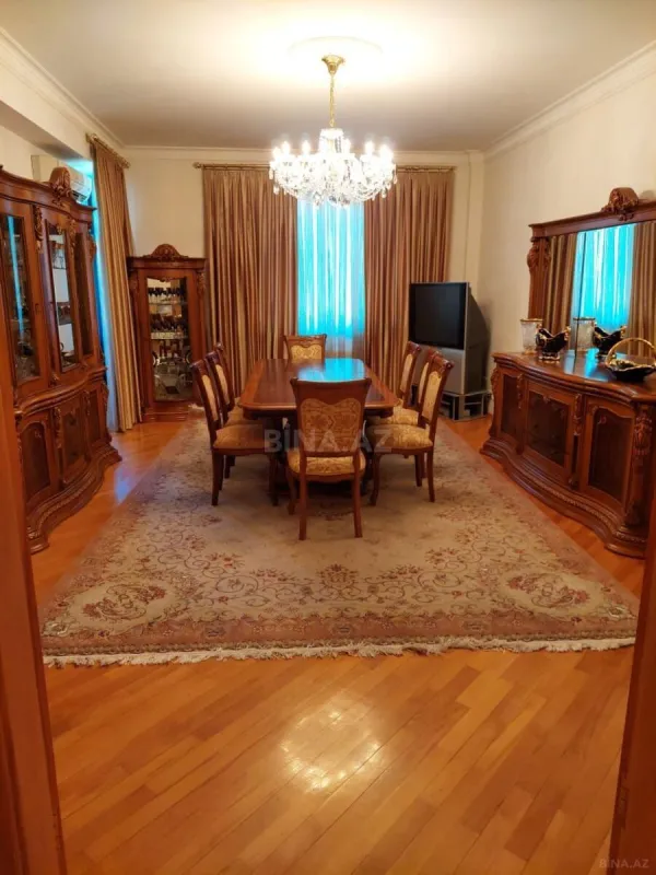 Satılır 5 otaqlı mənzil 200 m²