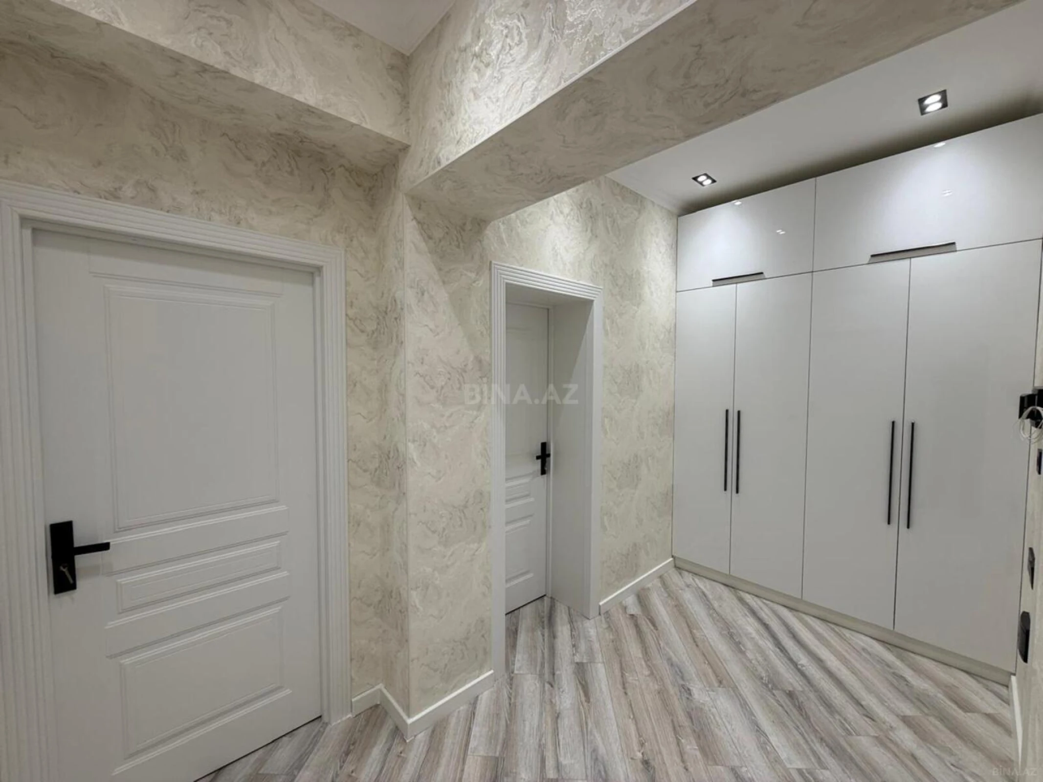 Satılır 2 otaqlı mənzil 67 m²