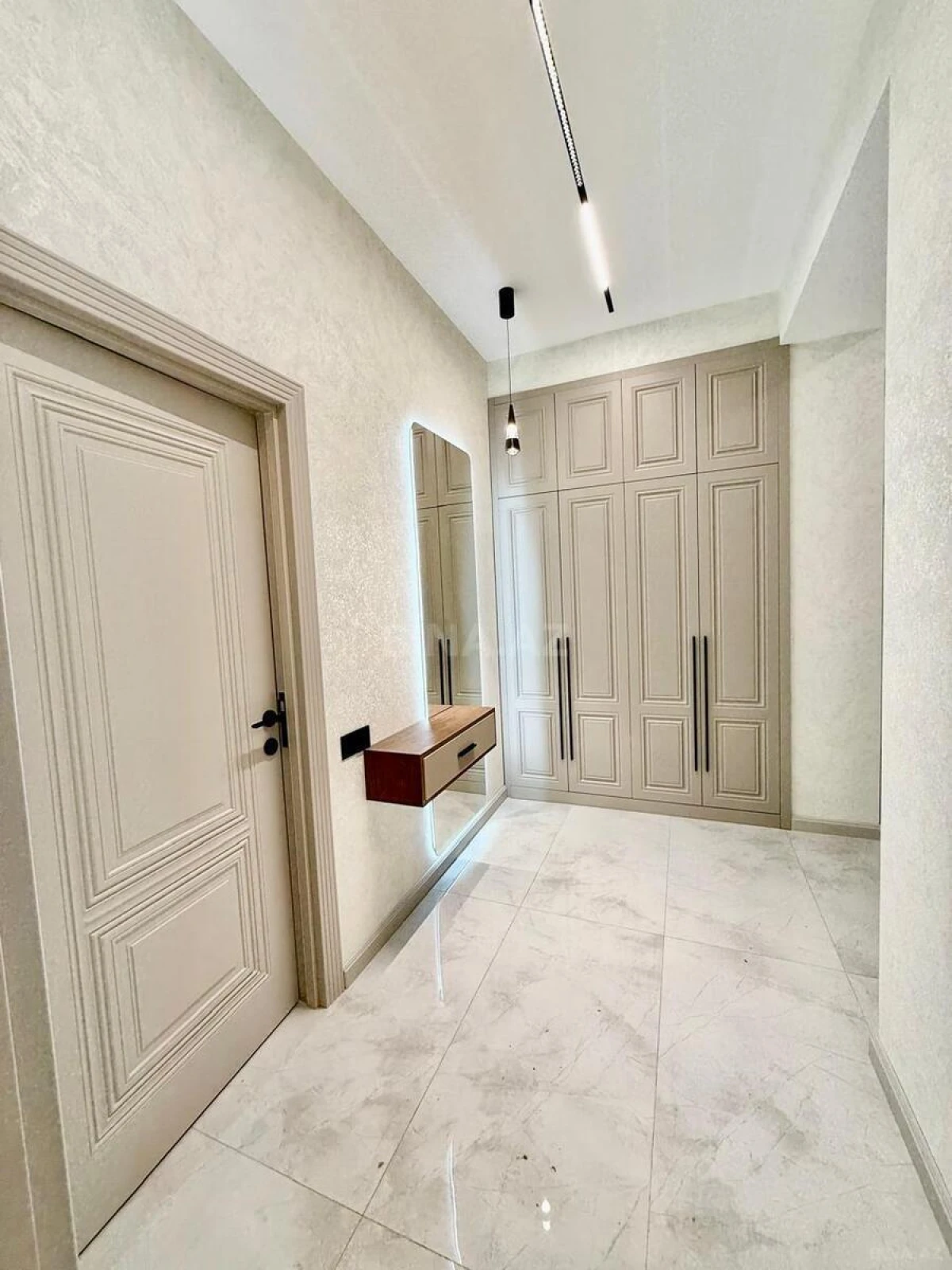 Satılır 2 otaqlı mənzil 76 m²