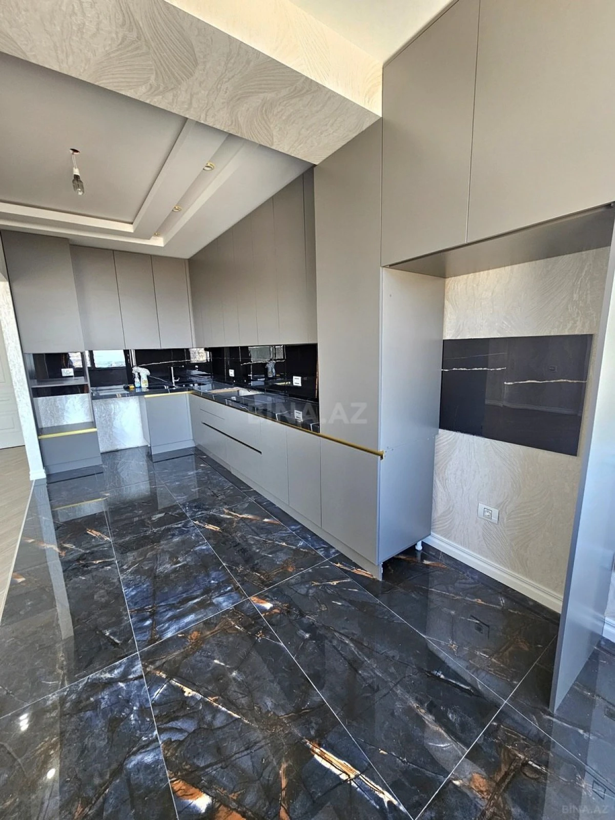 Satılır 3 otaqlı mənzil 140 m²