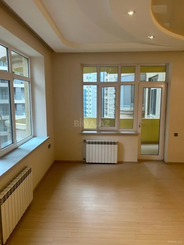 Satılır 4 otaqlı mənzil 220 m²