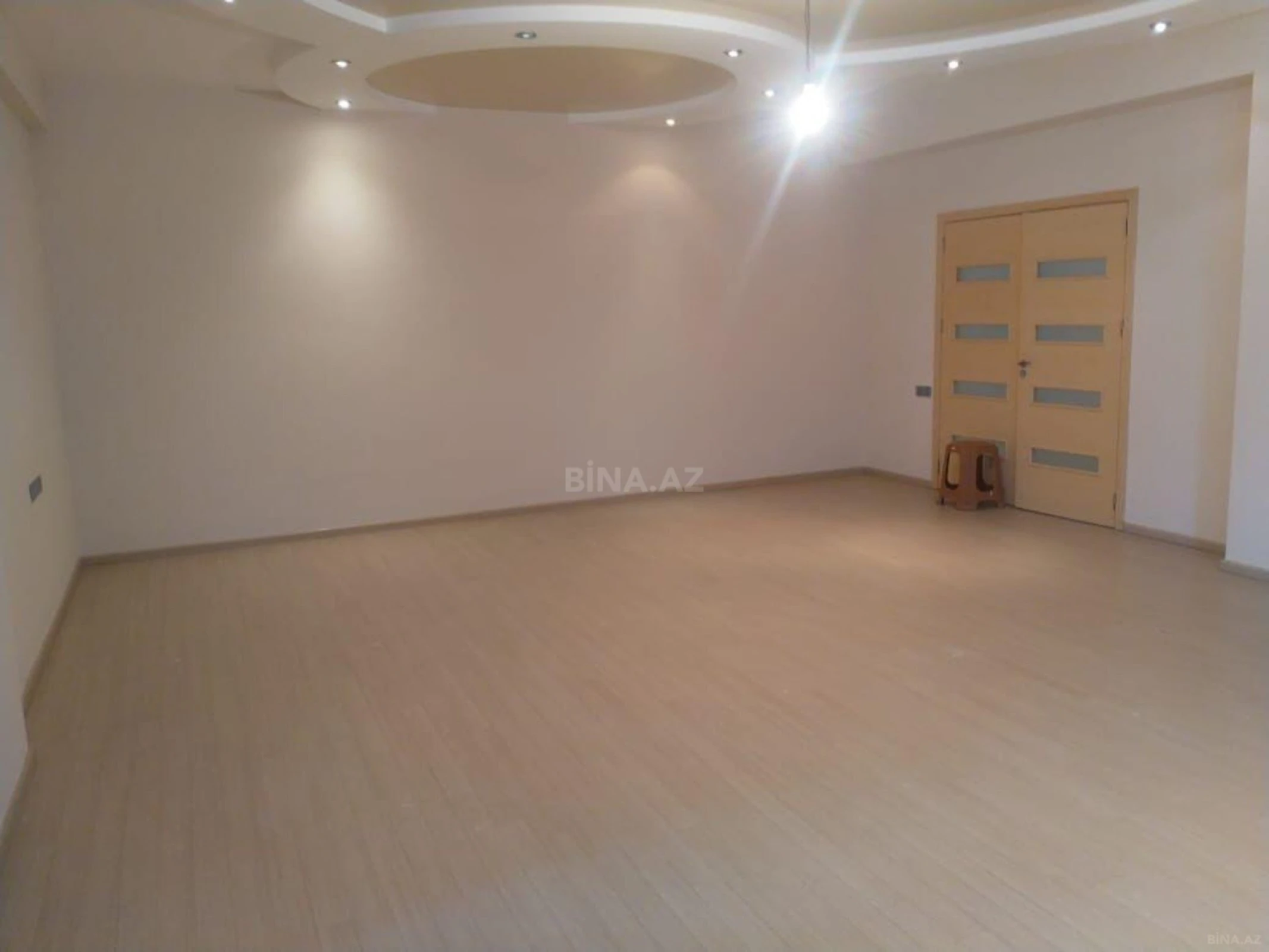 Satılır 4 otaqlı mənzil 220 m²
