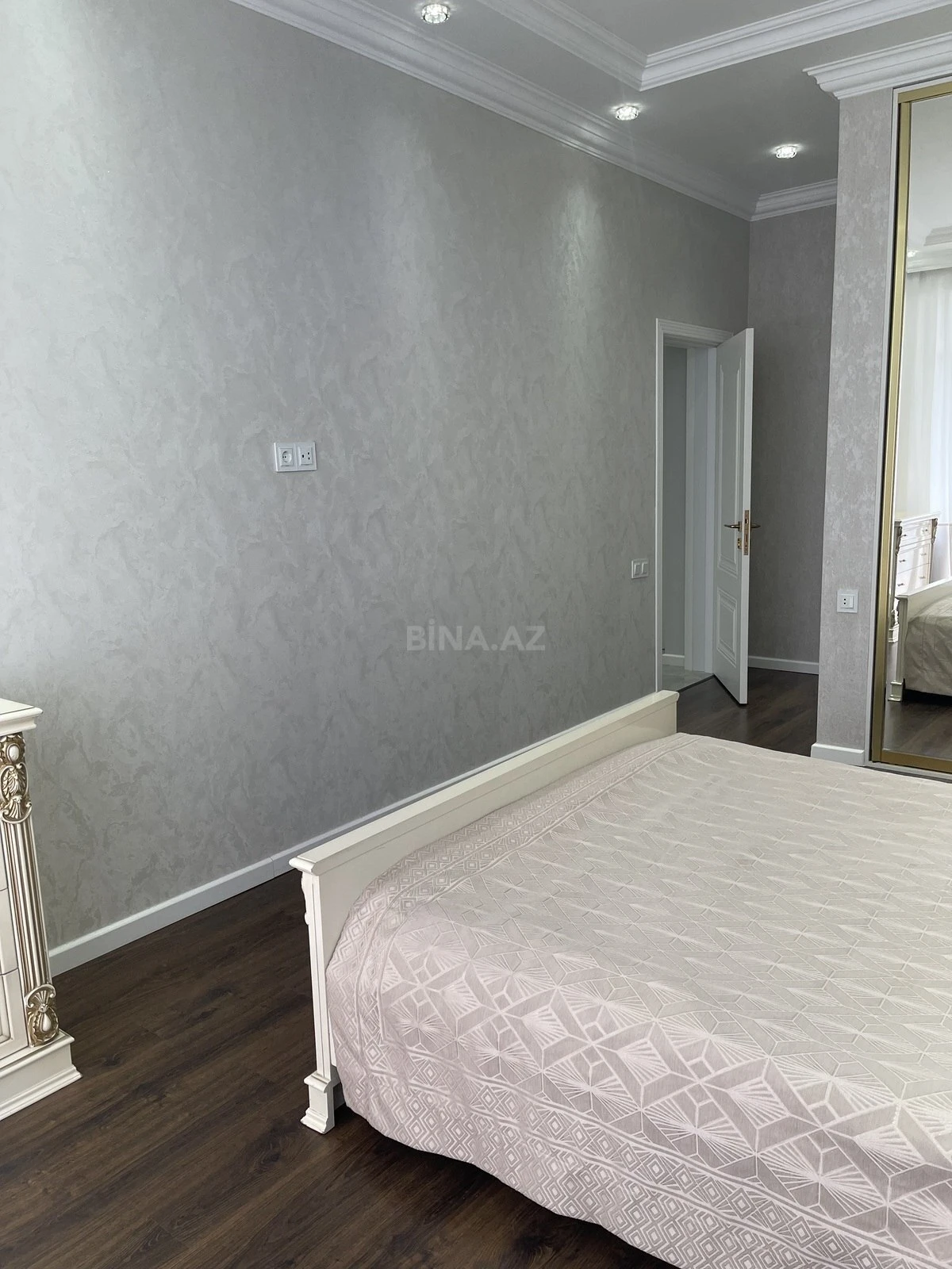 Satılır 2 otaqlı mənzil 110 m²