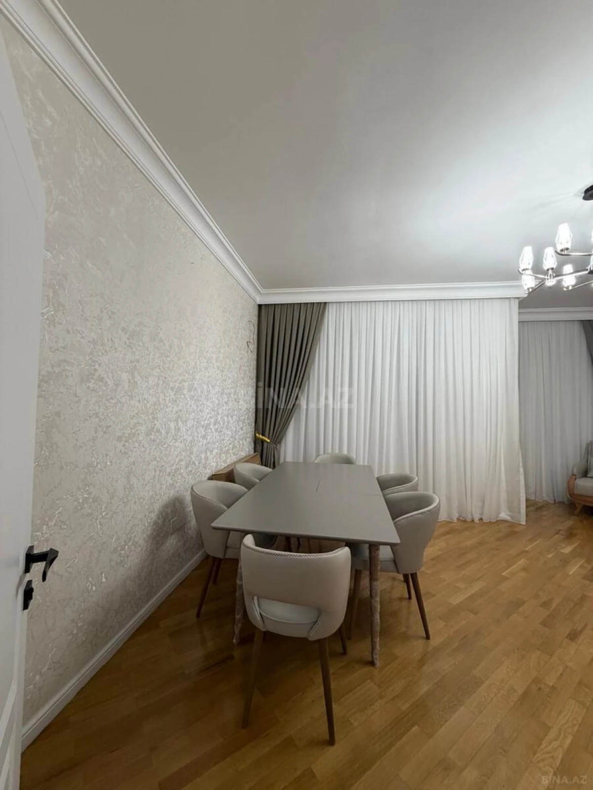Satılır 4 otaqlı mənzil 155 m²