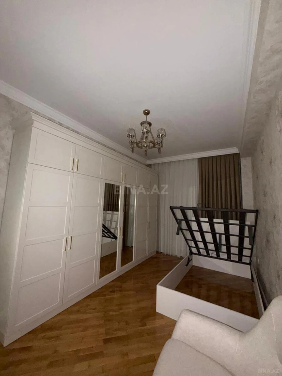 Satılır 4 otaqlı mənzil 155 m²