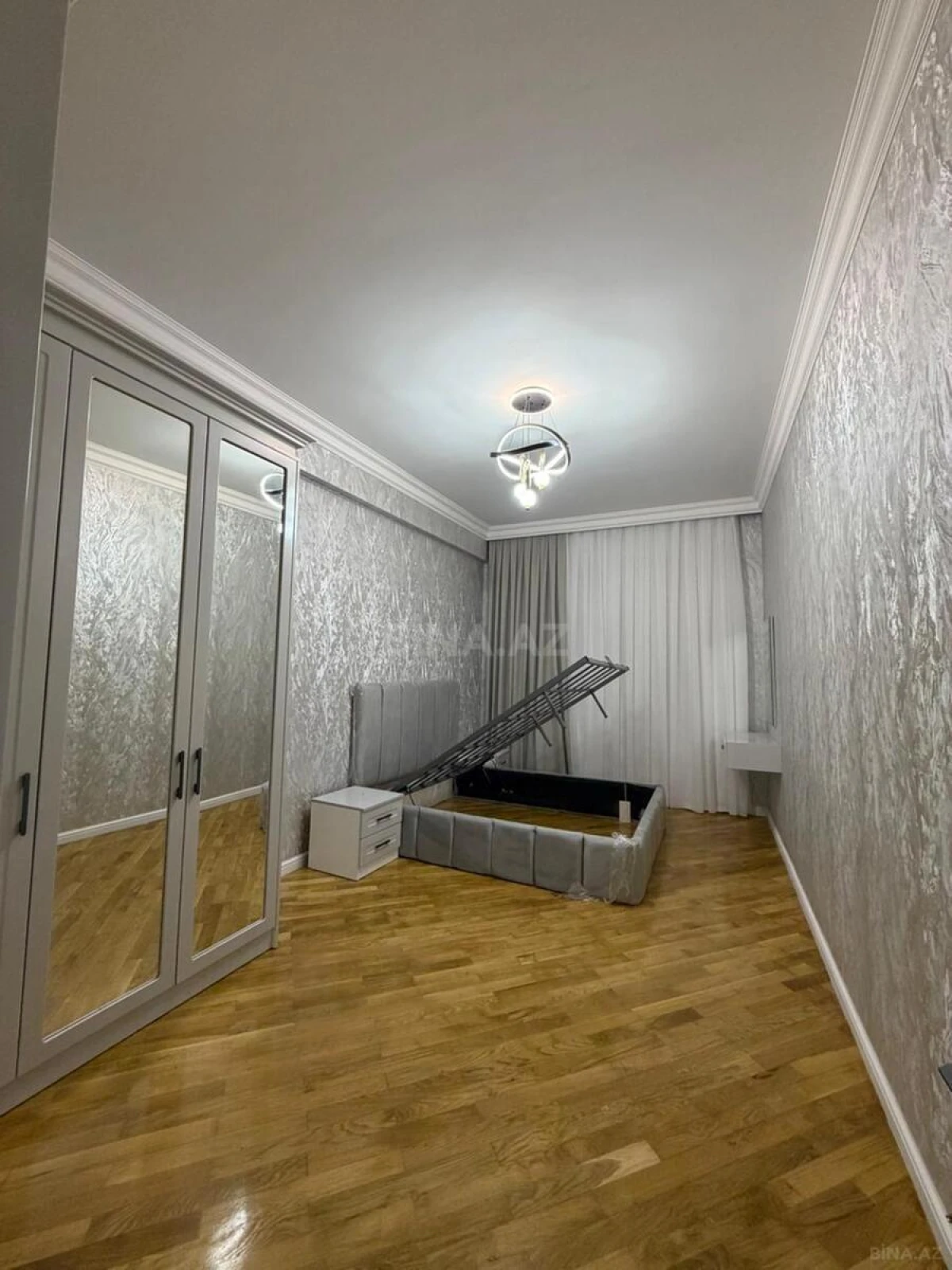 Satılır 4 otaqlı mənzil 155 m²
