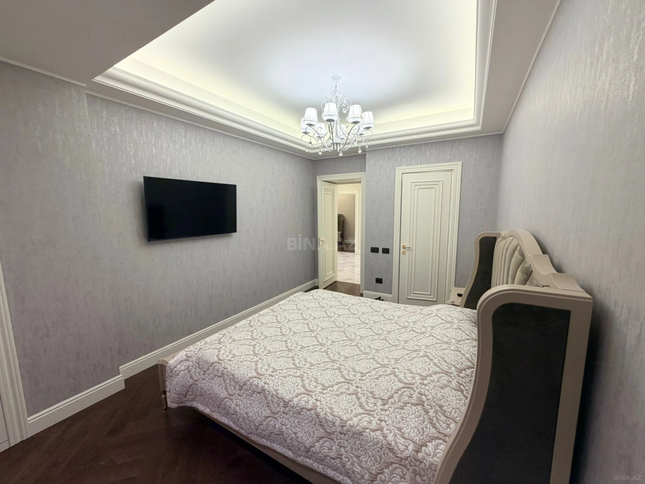Satılır 3 otaqlı mənzil 135 m²