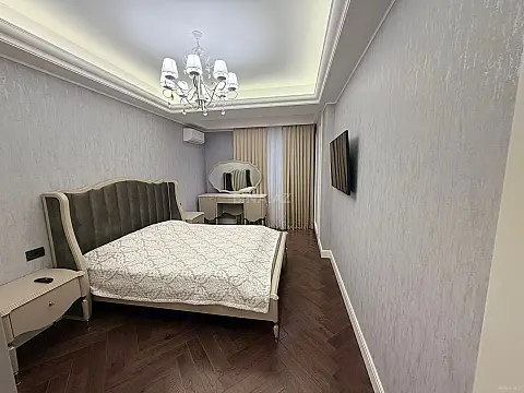 Satılır 3 otaqlı mənzil 135 m²