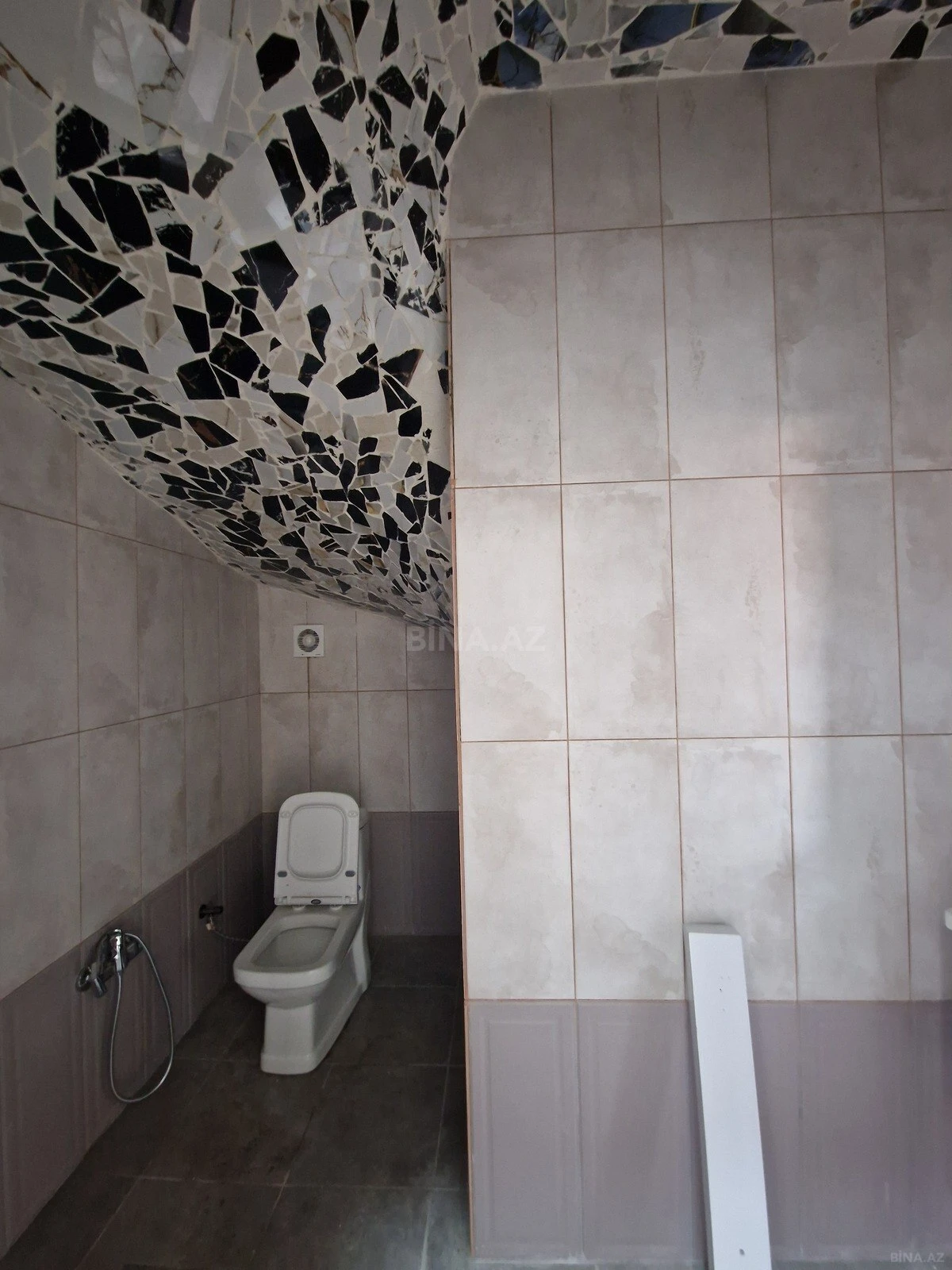 Satılır 8 otaqlı həyət evi 245 m²