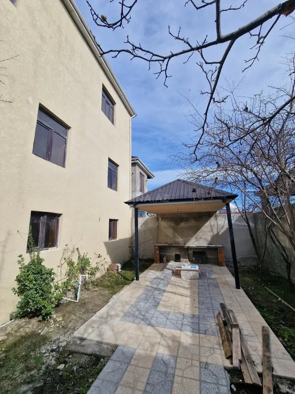 Satılır 8 otaqlı həyət evi 245 m²