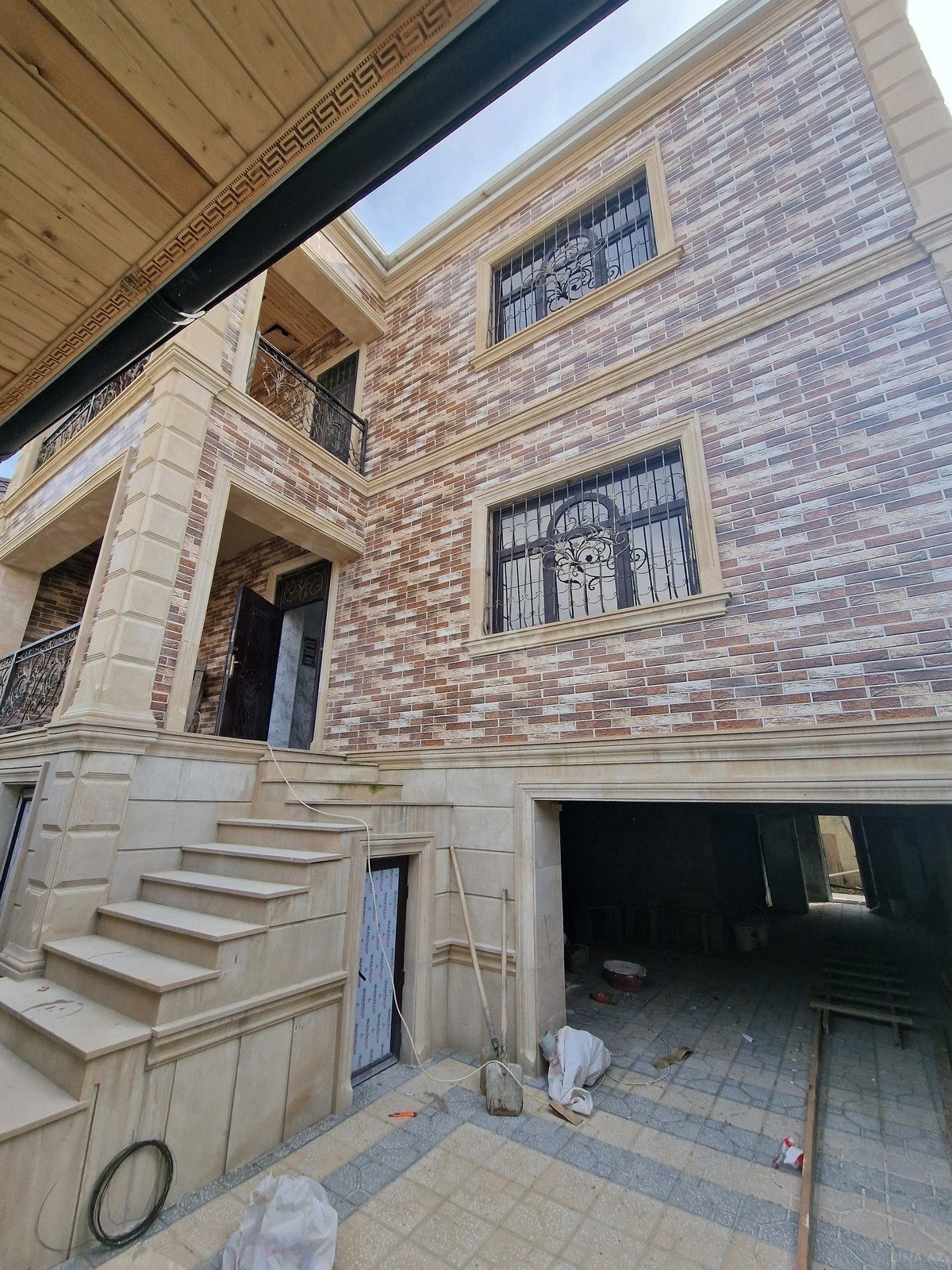 Satılır 8 otaqlı həyət evi 245 m²