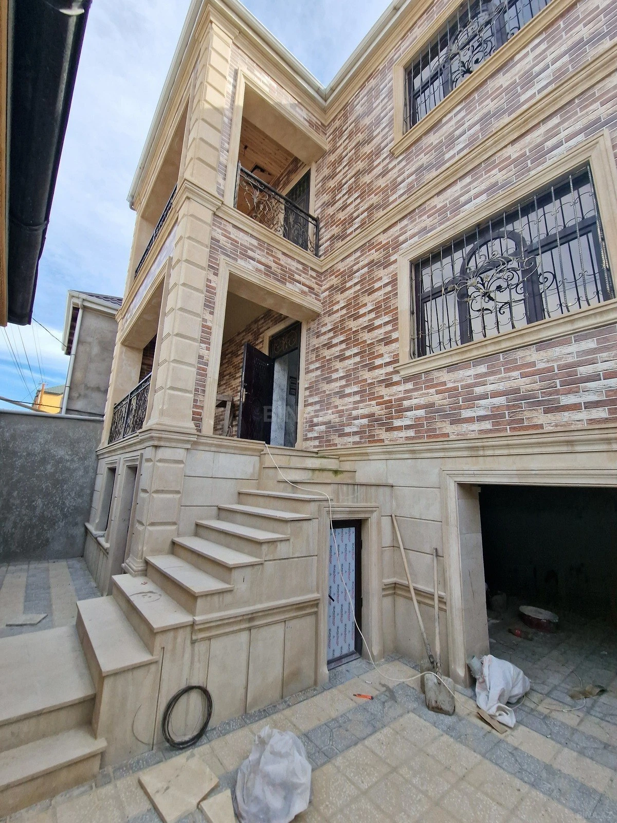 Satılır 8 otaqlı həyət evi 245 m²