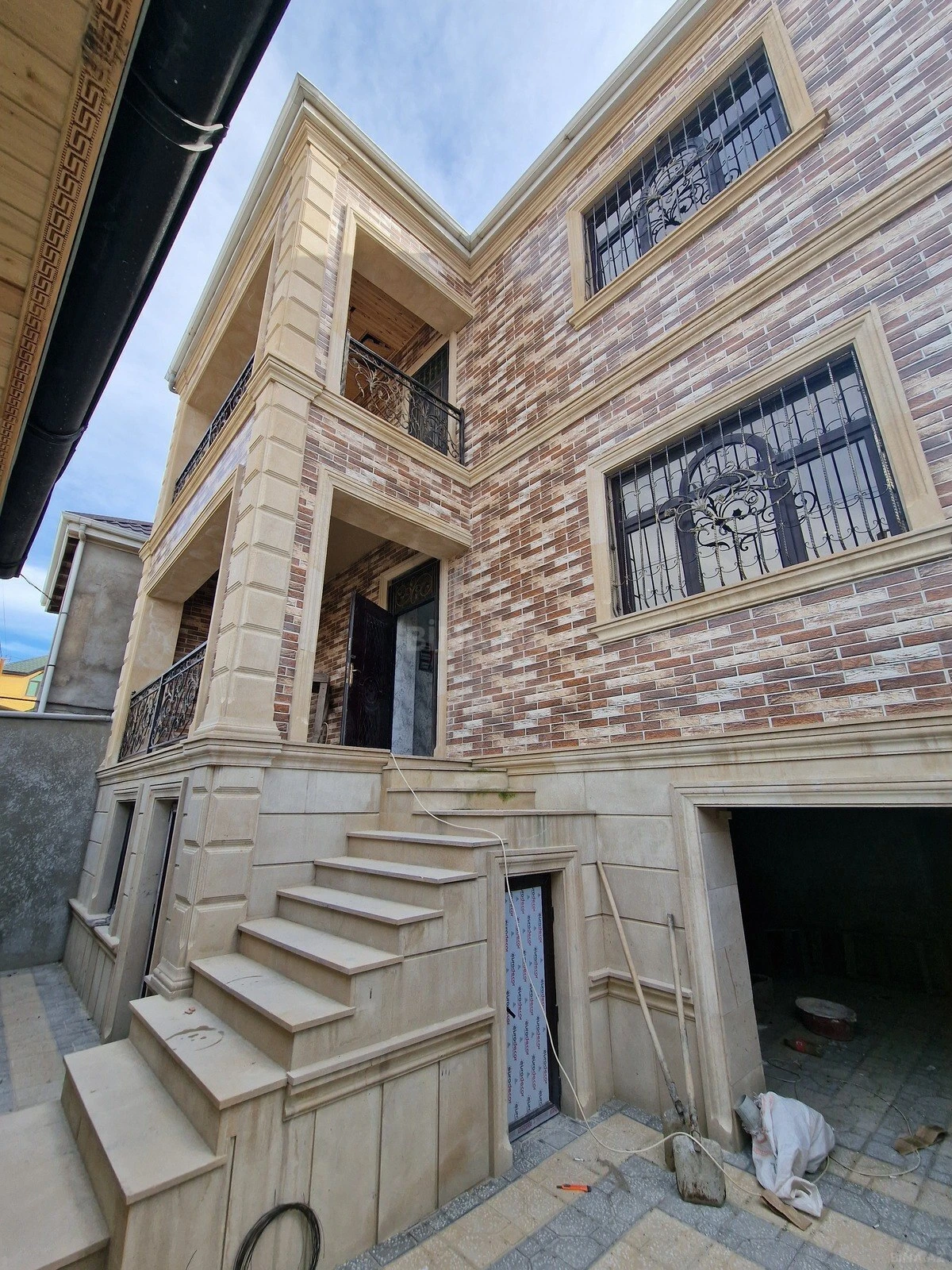 Satılır 8 otaqlı həyət evi 245 m²