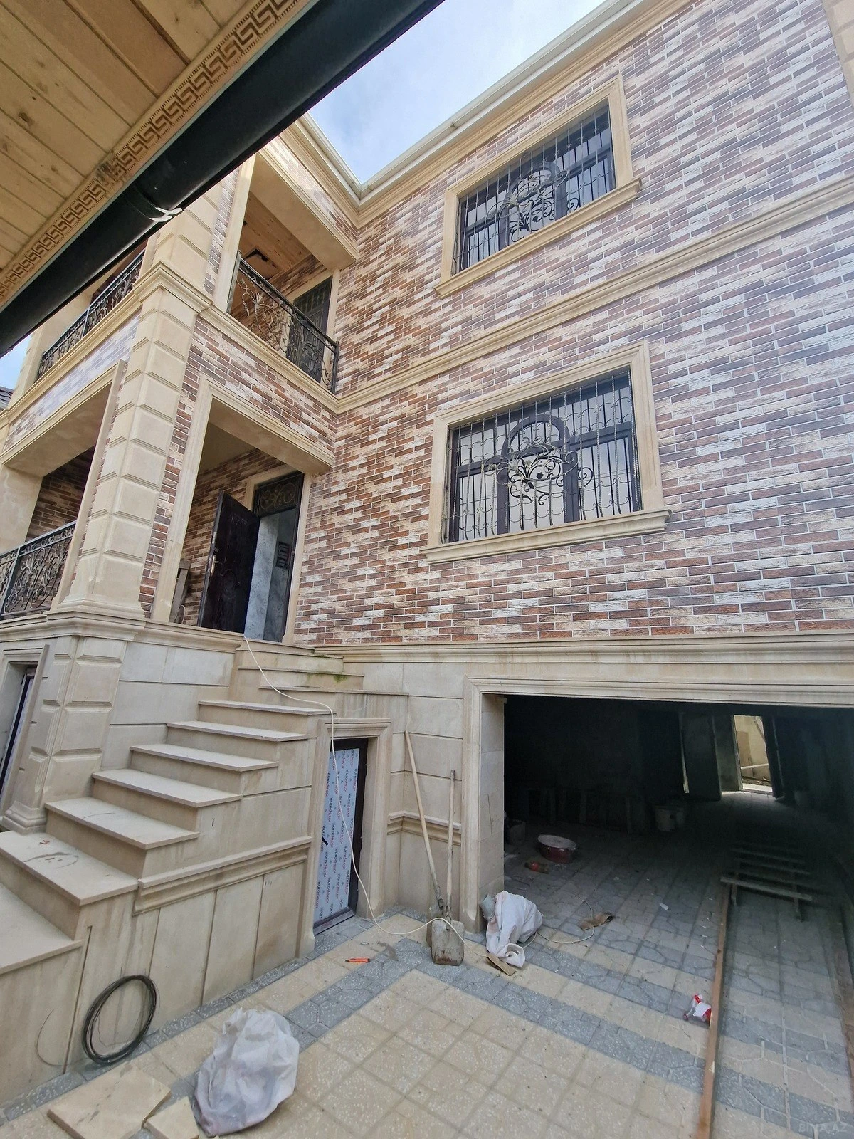 Satılır 8 otaqlı həyət evi 245 m²