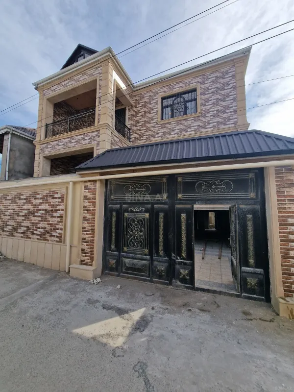 Satılır 8 otaqlı həyət evi 245 m²