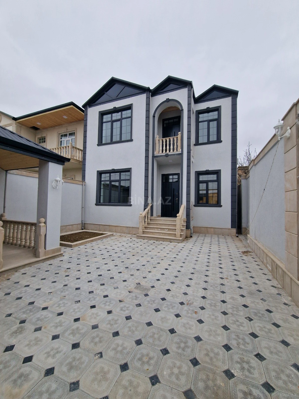 Satılır 5 otaqlı həyət evi 213 m²