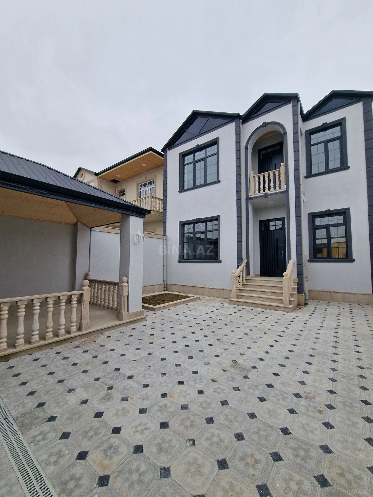 Satılır 5 otaqlı həyət evi 213 m²