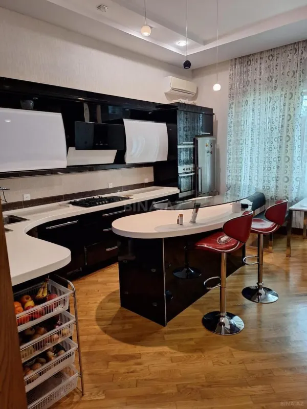 Satılır 8 otaqlı həyət evi 400 m²